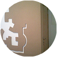 mural de pared basado en pintura de Chillida sin pintar del vertedero esta lleno de Picassos